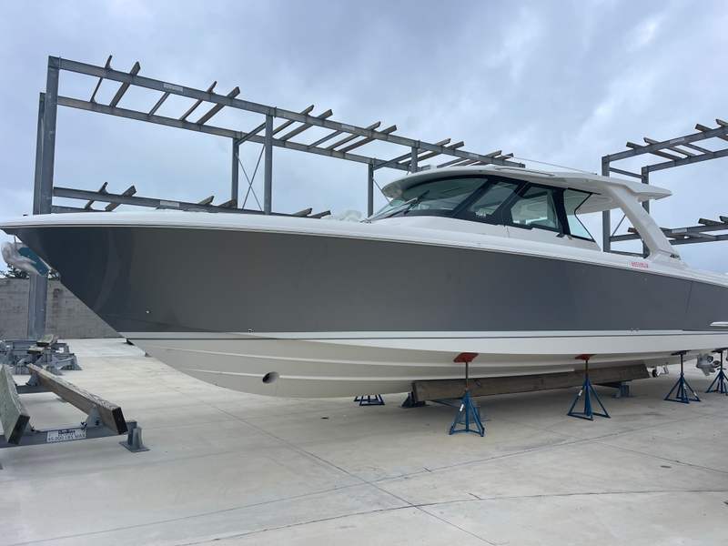 2025 Tiara Yachts 48 LS